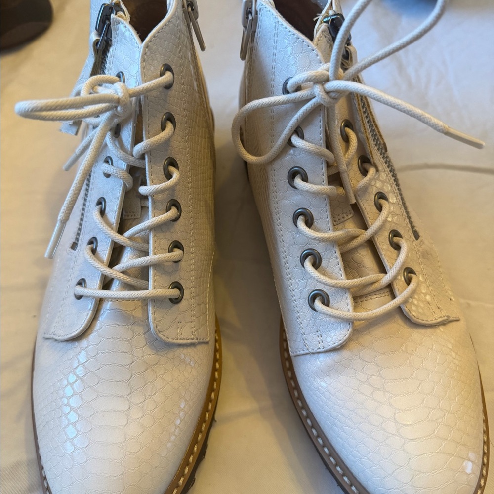 Naturalizer chic White Lace-Up Boots